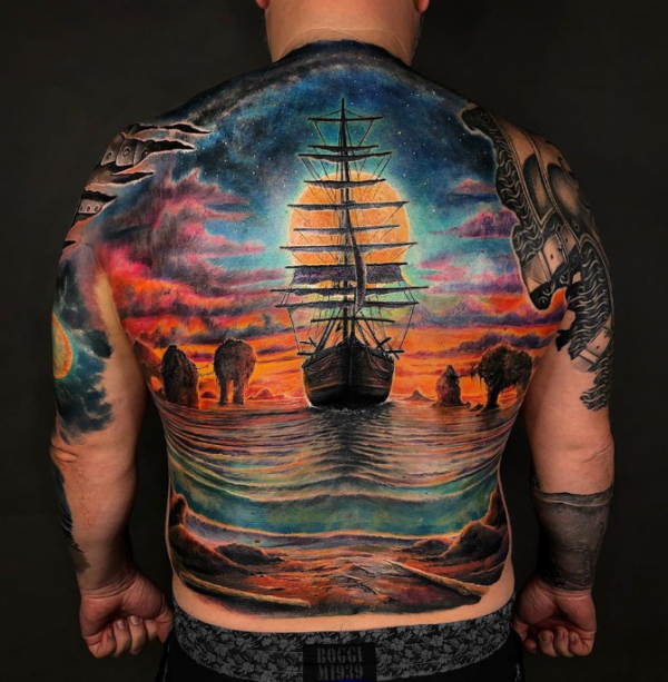 Kapal laut dengan layar yang mengembang